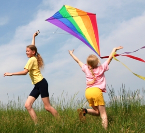 Girls flying a kite - Pediatric dentist Dr. Tricia Ray serving Salem, Keizer, Dallas and Silverton, OR